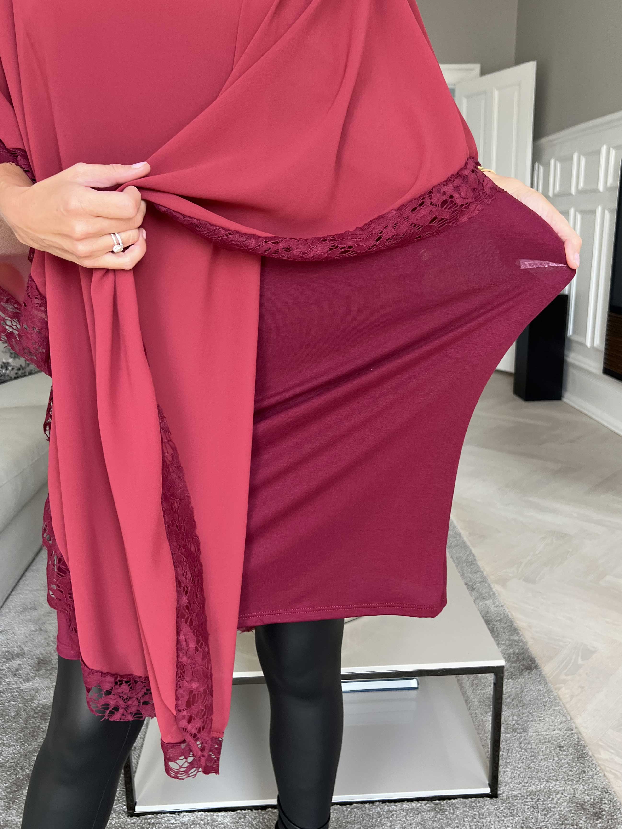 Kenya Edge - Tunikaklänning med chiffonglager och spetskant